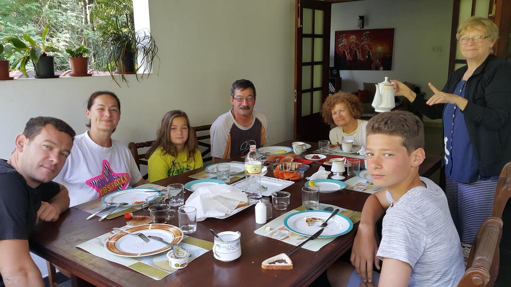 River Side Homestay Apartment Канді Екстер'єр фото